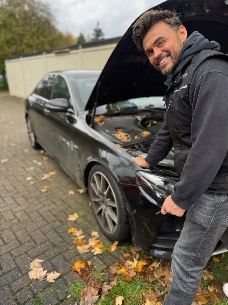 Kfz Gutachter Lünen: Carsten Heiken bei der Fahrzeugbegutachtung