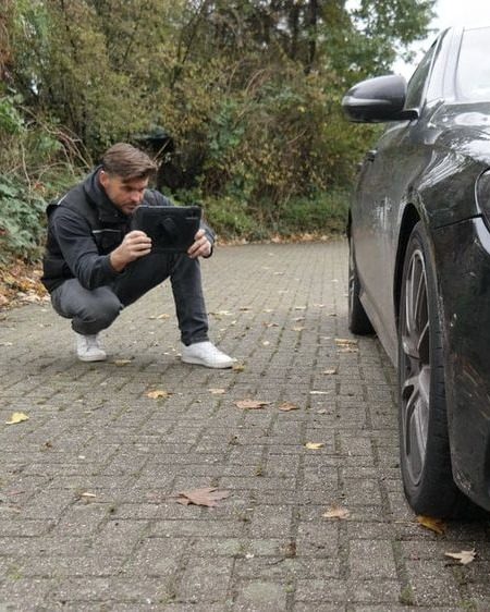 Carsten Heiken fotografiert ein Fahrzeug bei der Besichtigung in Lünen